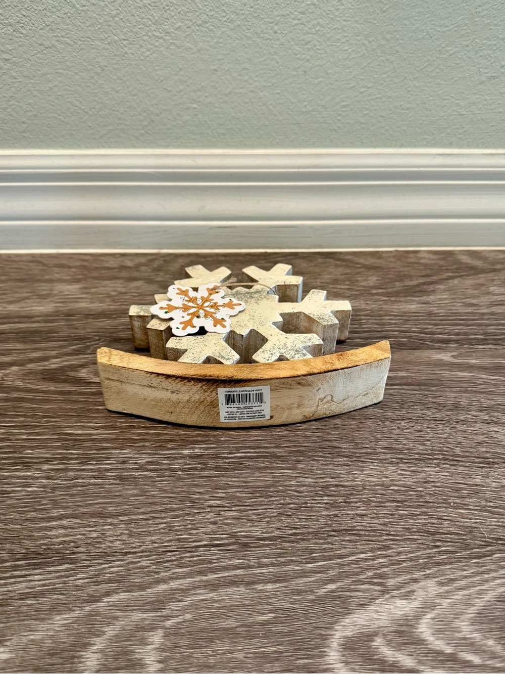 Rustic wooden farmhouse-style snowflake decor. White with silver glitter effect - Picture 5 of 7